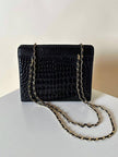Borsa vintage in pelle nera lucida stampa coccodrillo con manici in catena oro