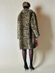 Eco pelliccia leopardata con maxi bottoni neri
