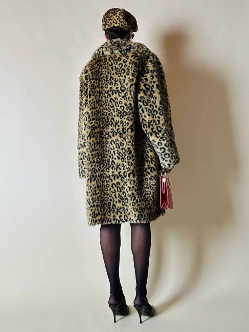 Eco pelliccia leopardata con maxi bottoni neri