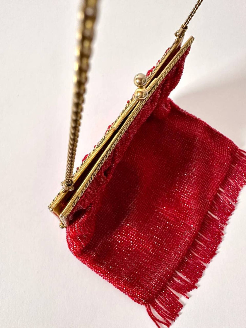 Borsetta vintage di perline rosse con frangia sul fondo