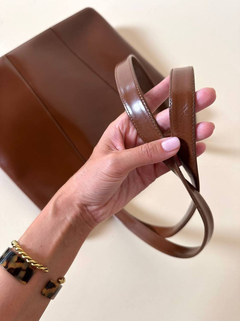 Borsa Yves Saint Laurent in pelle spazzolata color cuoio con accessorio gioiello