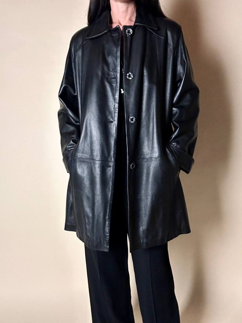 Giaccone vintage in pelle nera con taglio svasato e cuciture a zig zag
