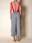 Pantalone gaucho a righe verticali bianco e blu con abbottonatura laterale asimmetrica