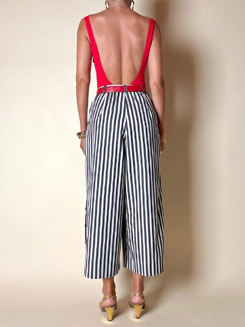 Pantalone gaucho a righe verticali bianco e blu con abbottonatura laterale asimmetrica