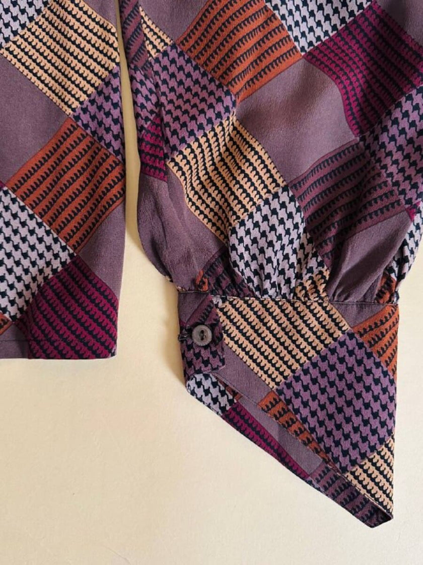 Bluse mit Schleifenkragen aus gemusterter Seide mit Rauten- und Hahnentritt-Details