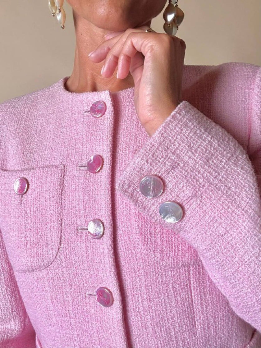 Blazer in lana bouclé rosa con bottoni gioiello logati in madreperla “Yves Saint Laurent”