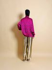 Camicia con fiocco al collo in raso di seta fucsia fantasia paisley