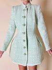 Tailleur sartoriale haute couture in tweed verde acqua marina con maxi bottoni gioiello