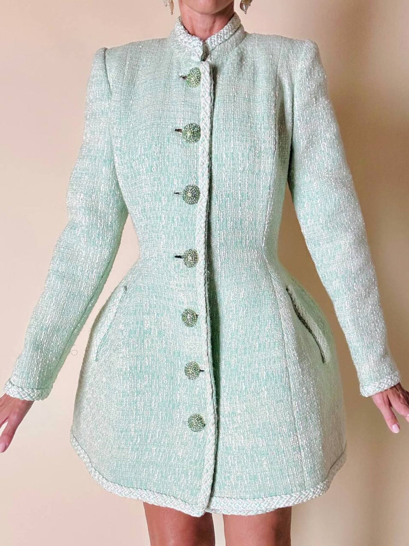 Tailleur sartoriale haute couture in tweed verde acqua marina con maxi bottoni gioiello