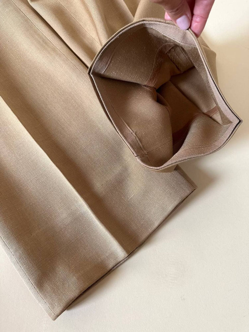 Pantalone sartoriale con piega e abbottonatura frontale color cammello chiaro