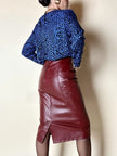 Falda midi vintage de tiro alto en piel burdeos con detalle acolchado
