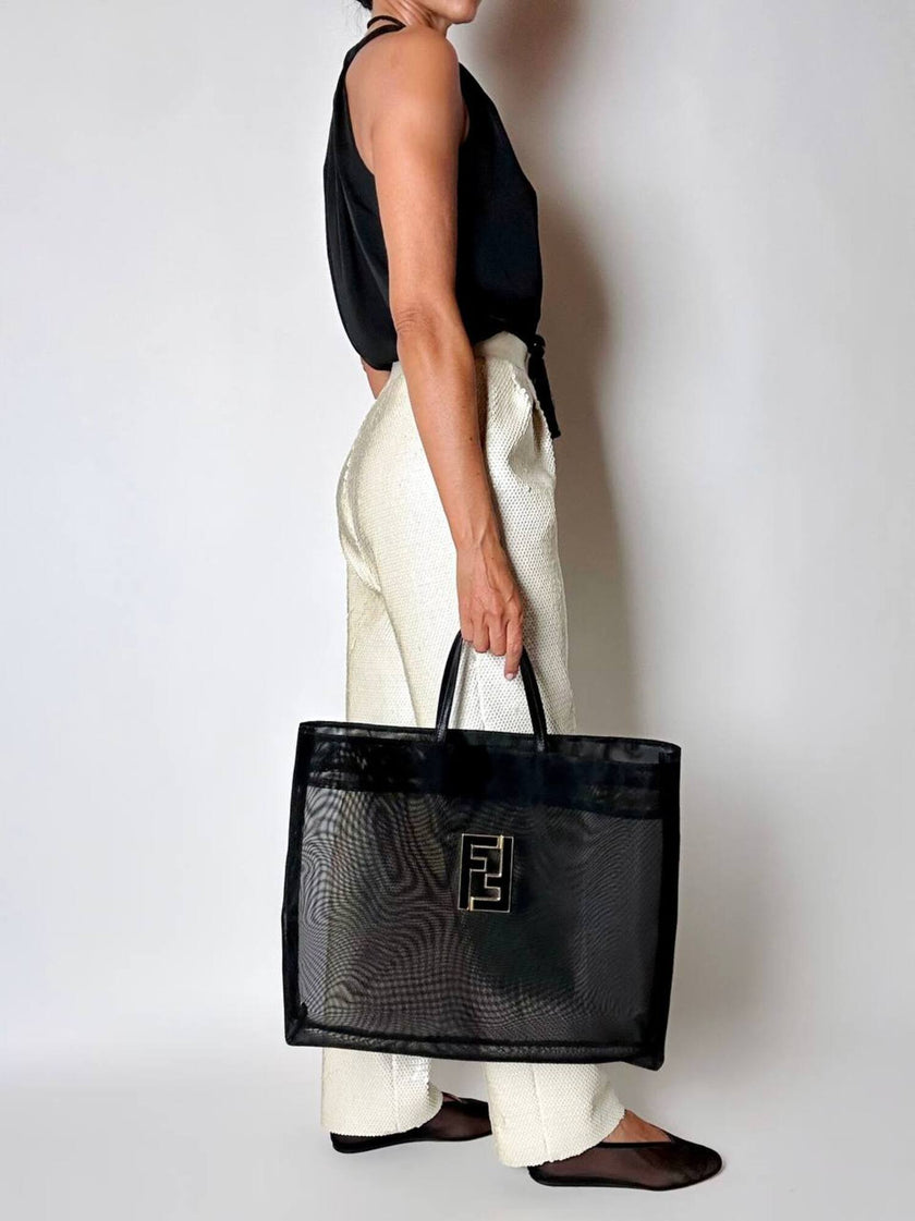 Borsa vintage Fendi in rete mesh nera con maxi logo FF