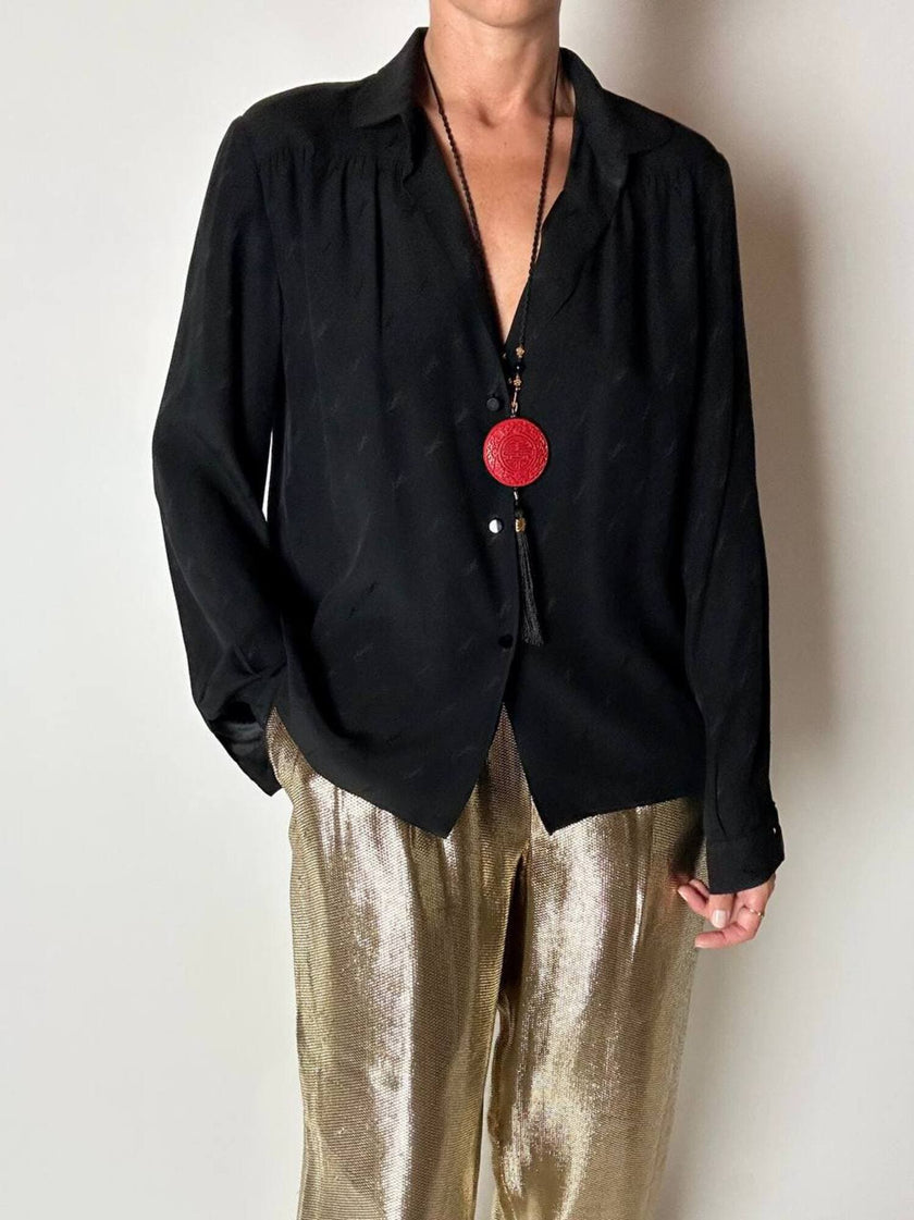 Camicia vintage in seta nera Yves Saint Laurent con logo YSL allover e bottoni in Jet