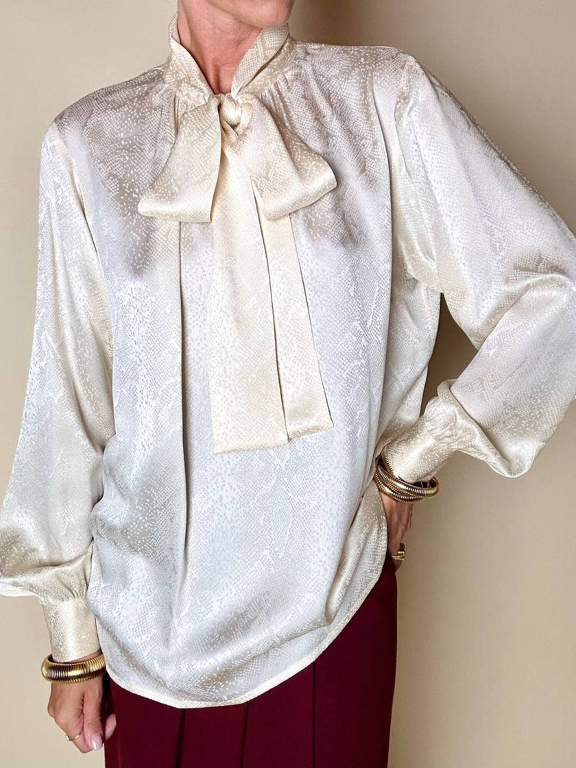 Blusa Yves Saint Laurent con fiocco al collo in seta jacquard avorio fantasia pitone