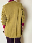 Cardigan lungo fatto a mano in lana verde acido con bottoni quadrati in tinta