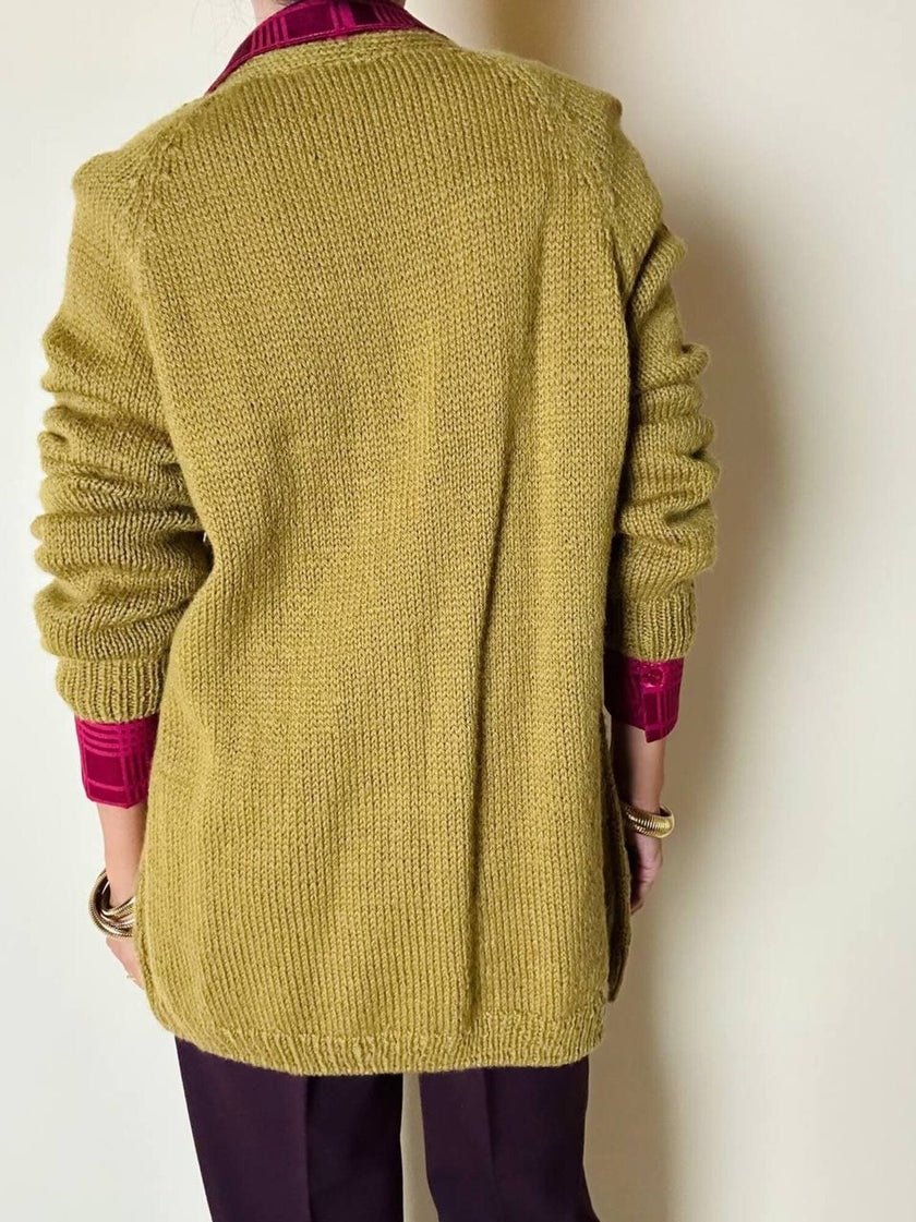 Cardigan lungo fatto a mano in lana verde acido con bottoni quadrati in tinta
