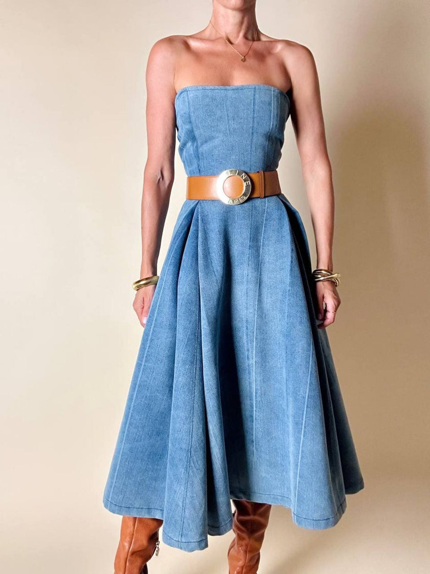 Abito sartoriale a fascia con gonna a ruota in denim effetto slavato