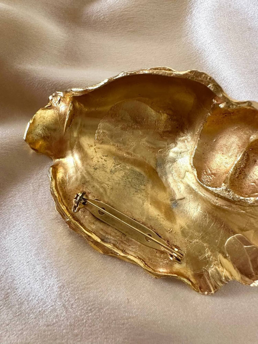 Maxi spilla dorata a forma di conchiglia Sinostrombus Sinuatus