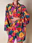 Oversized-Hemd mit buntem Blumenmuster und goldenen Knöpfen