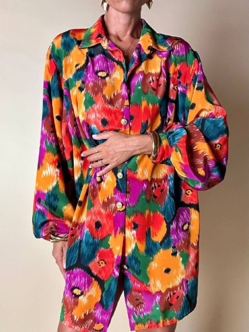 Oversized-Hemd mit buntem Blumenmuster und goldenen Knöpfen