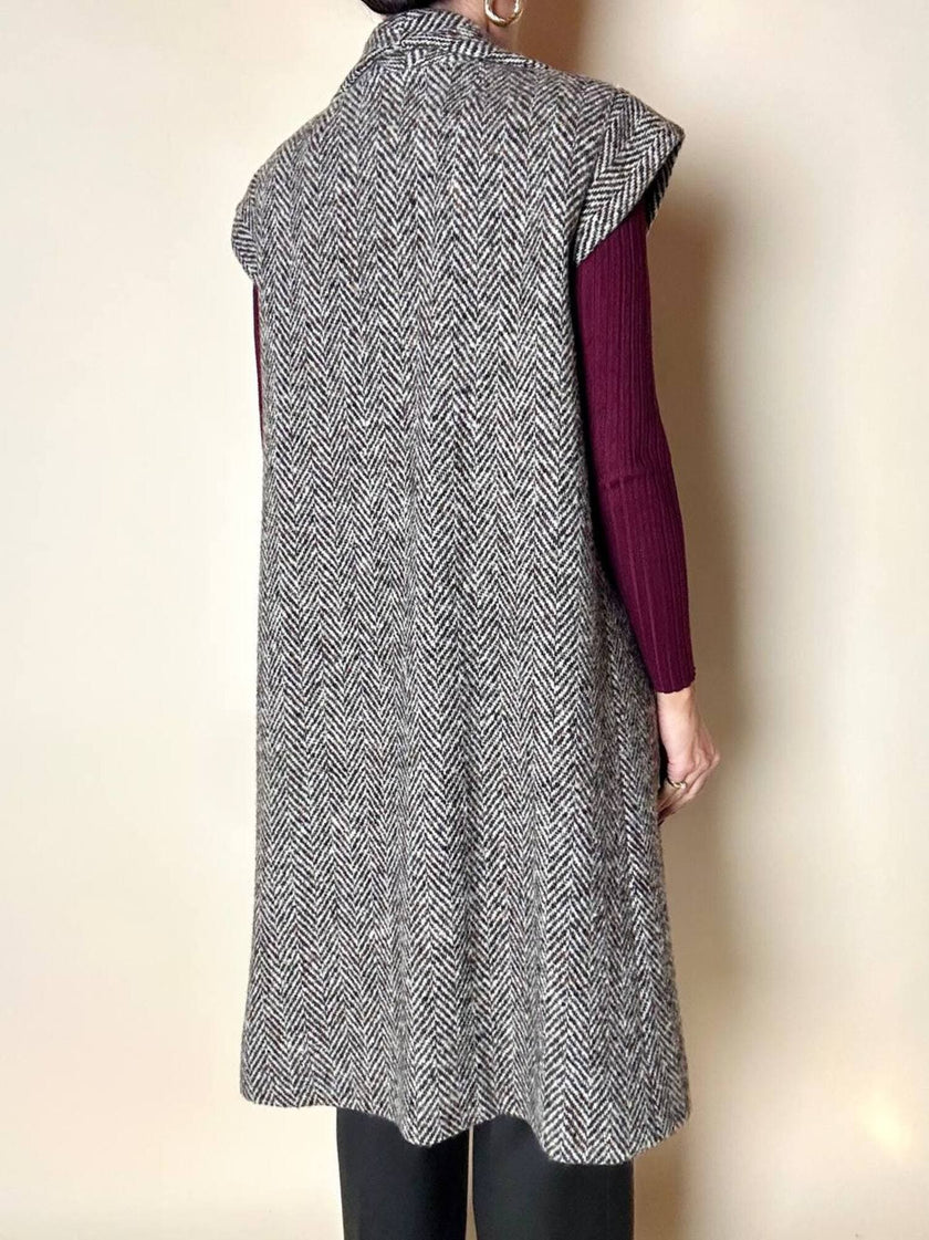Gilet lungo doppiopetto in tweed a spina di pesce bianco e marrone