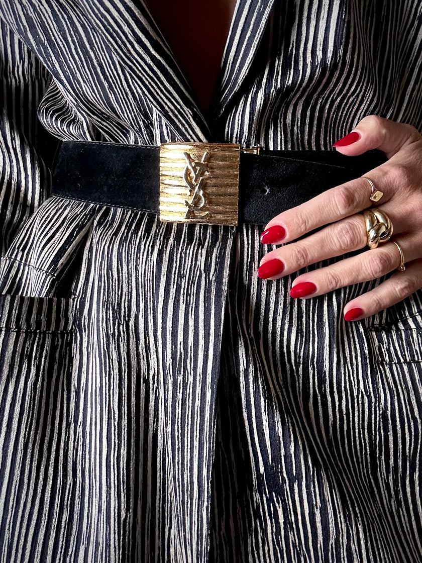 Cintura vintage Yves Saint Laurent in camoscio nero con maxi fibbia oro logata YSL