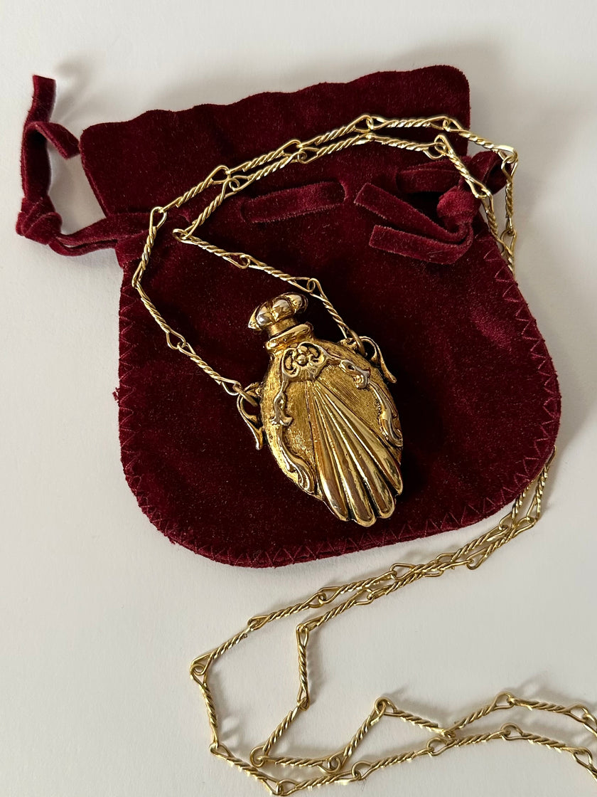 Collana vintage dorata con ciondolo a forma di bottiglia di profumo