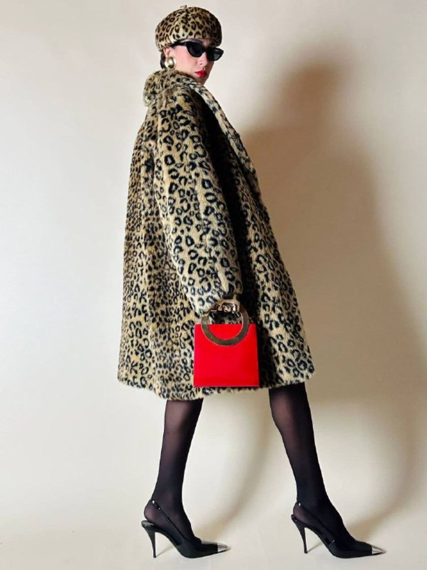 Eco pelliccia leopardata con maxi bottoni neri