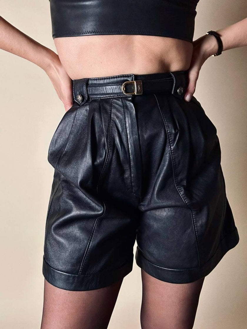 Short vintage in pelle nera modello a vita alta con pince