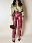Pantalone in pelle mattone rosato a vita alta con pince e cintura in coordinato La Matta