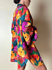 Oversized-Hemd mit buntem Blumenmuster und goldenen Knöpfen