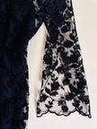 Mini abito sartoriale in tulle nero con ricami floreali