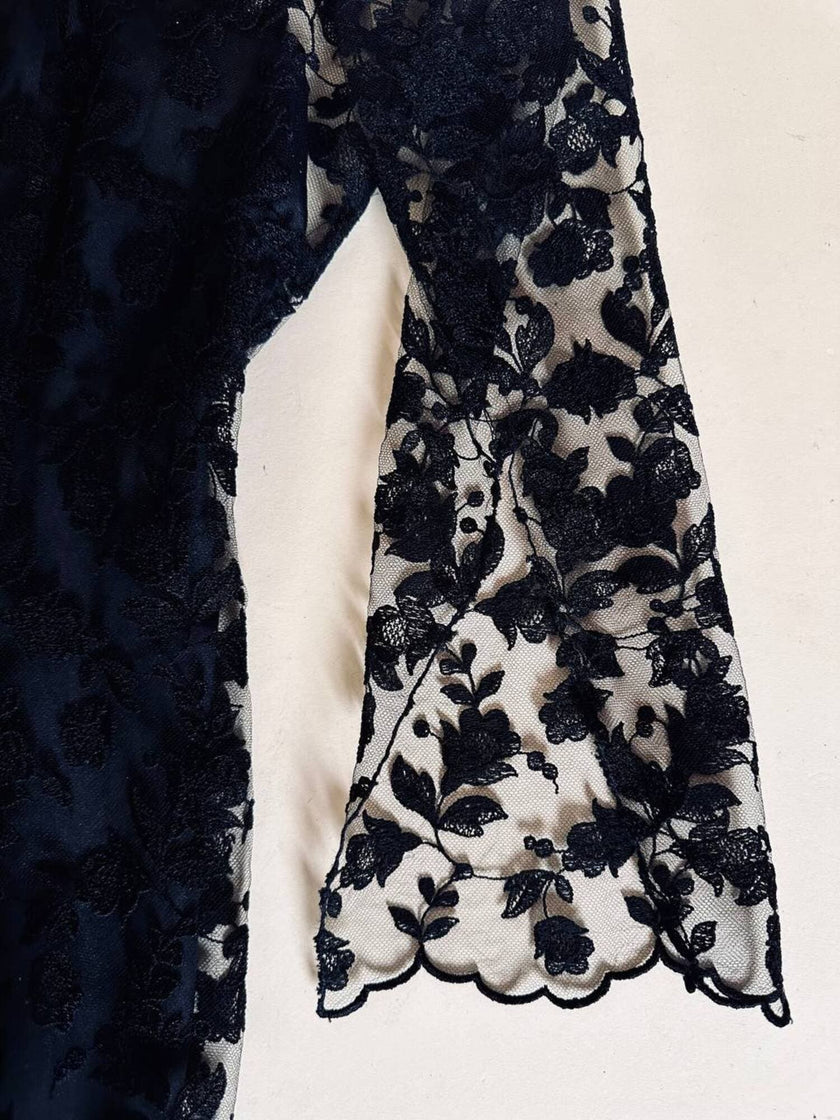 Mini abito sartoriale in tulle nero con ricami floreali