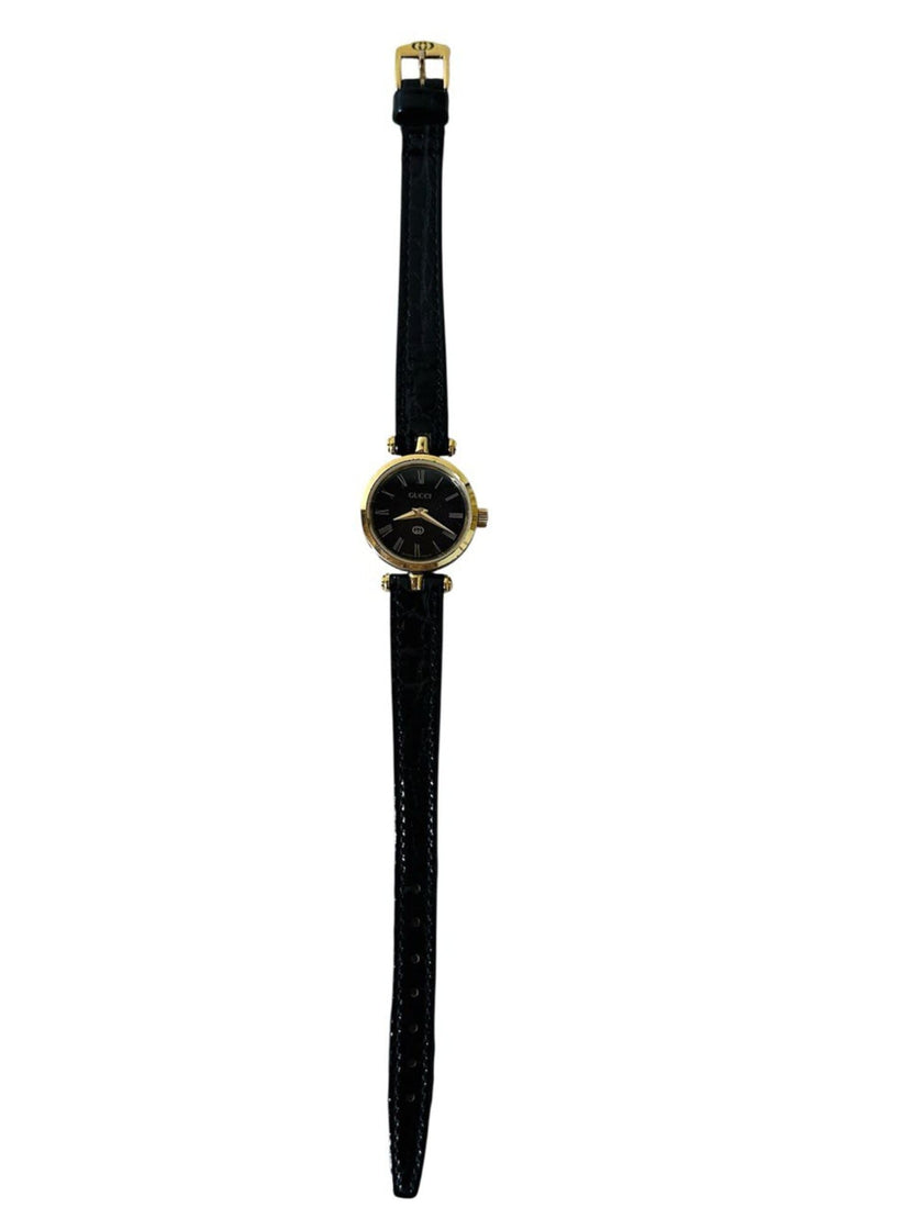 Gucci 4500 Quarzuhr mit goldenem Zifferblatt und schwarzem Lederarmband in Krokodillederoptik