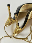 Décolleté slingback Gianni Versace in pelle laminata oro con punta affusolata lacci alla caviglia e tacco gioiello