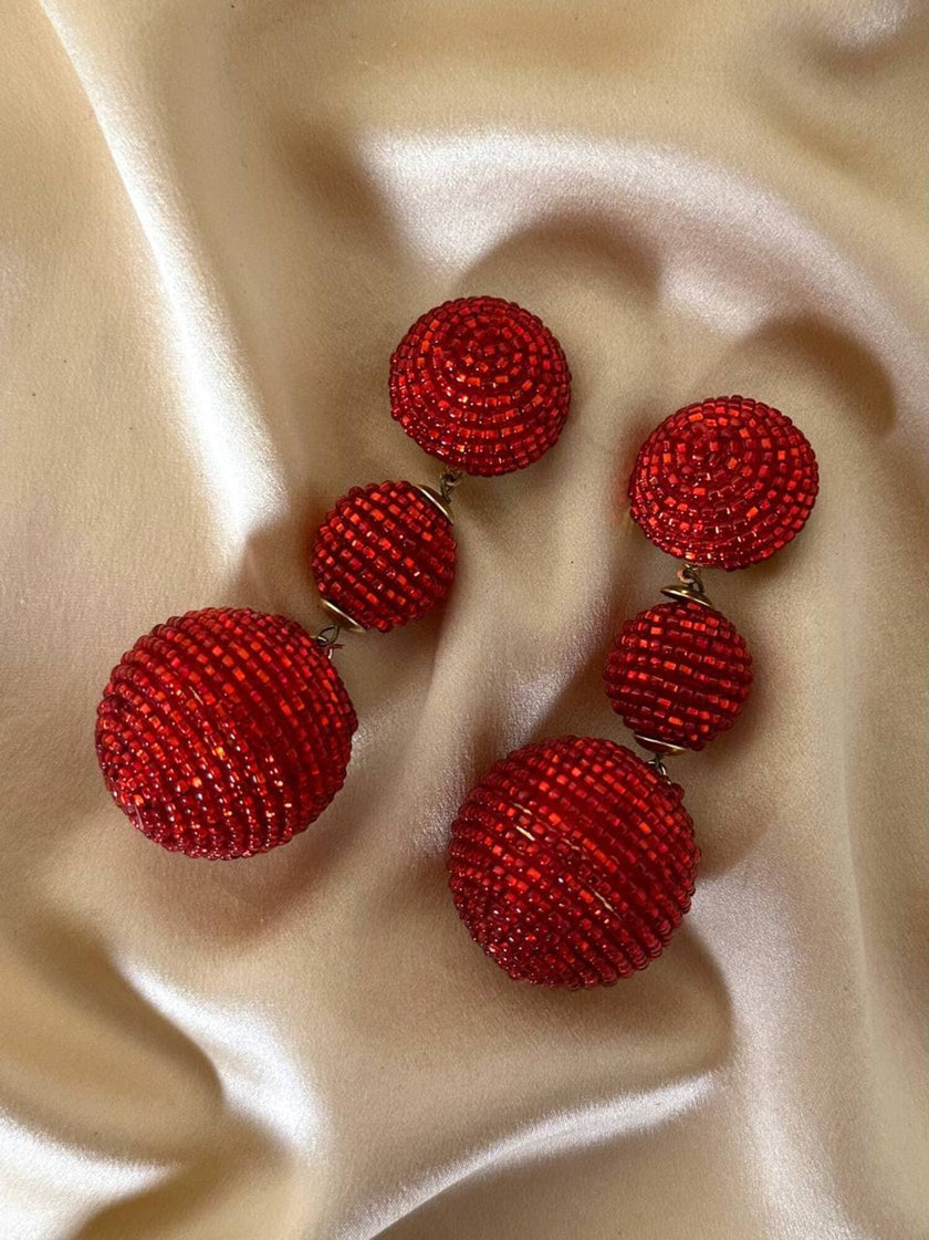 Maxi clip pendenti con sfere ricoperte di perline rosse