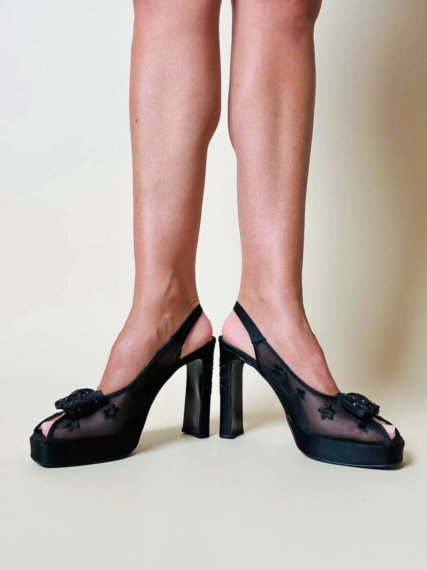 Slingback con plateau in raso di seta e rete ricamata “Gianni Versace”
