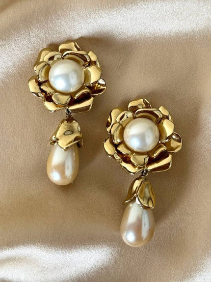 Clip dorate a forma di fiore con perle pendenti “Yves Saint Laurent”