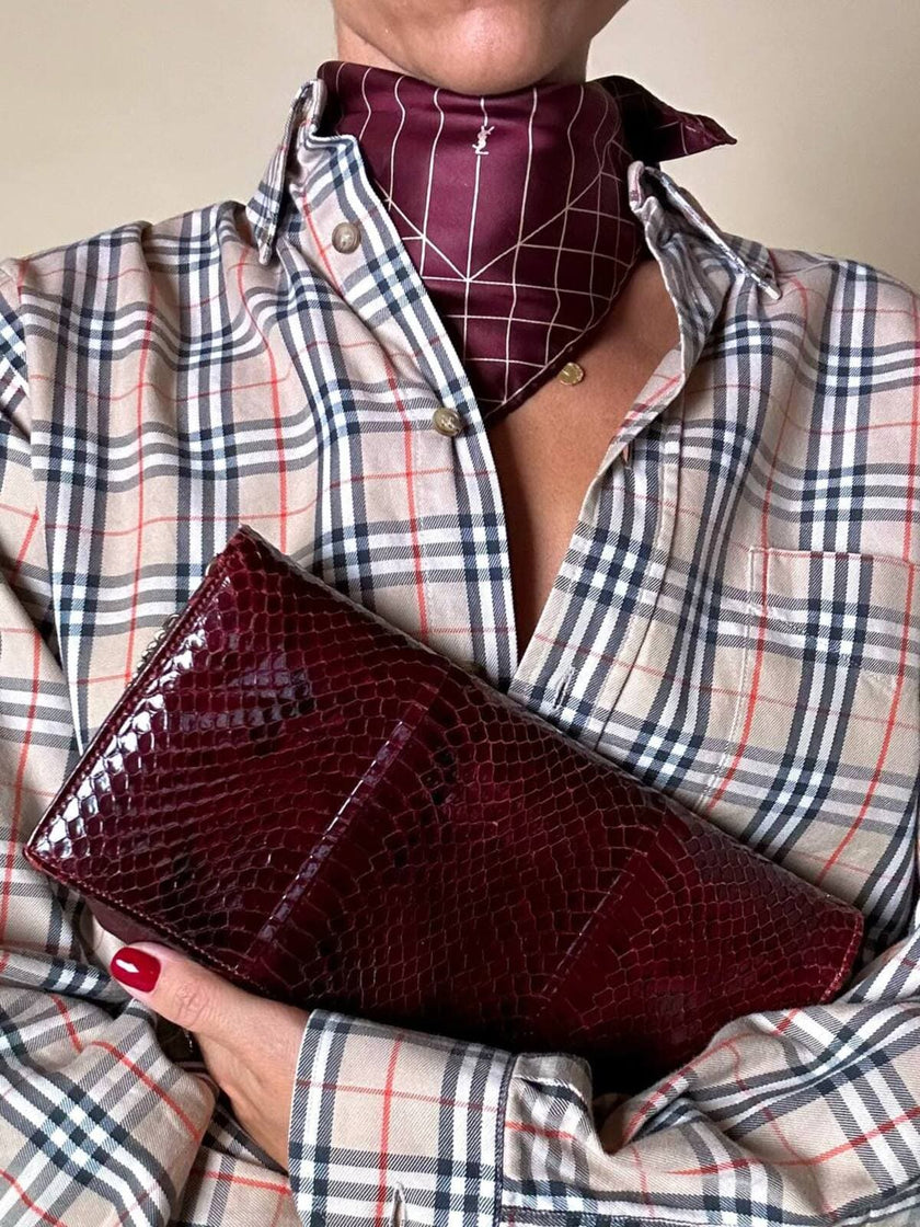 Pochette rettangolare in pitone e pelle bordeaux con tracolla in catena