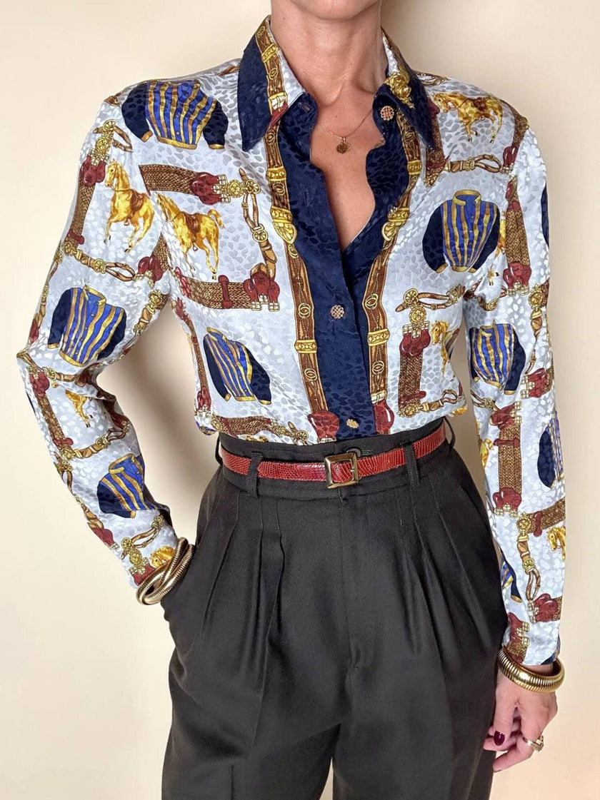 Camicia sartoriale in seta jacquard fantasia equestre barocca con bottoni gioiello dorati