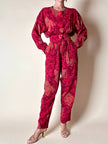 Jumpsuit sartoriale a fantasia floreale nei toni del rosso e maxi bottoni
