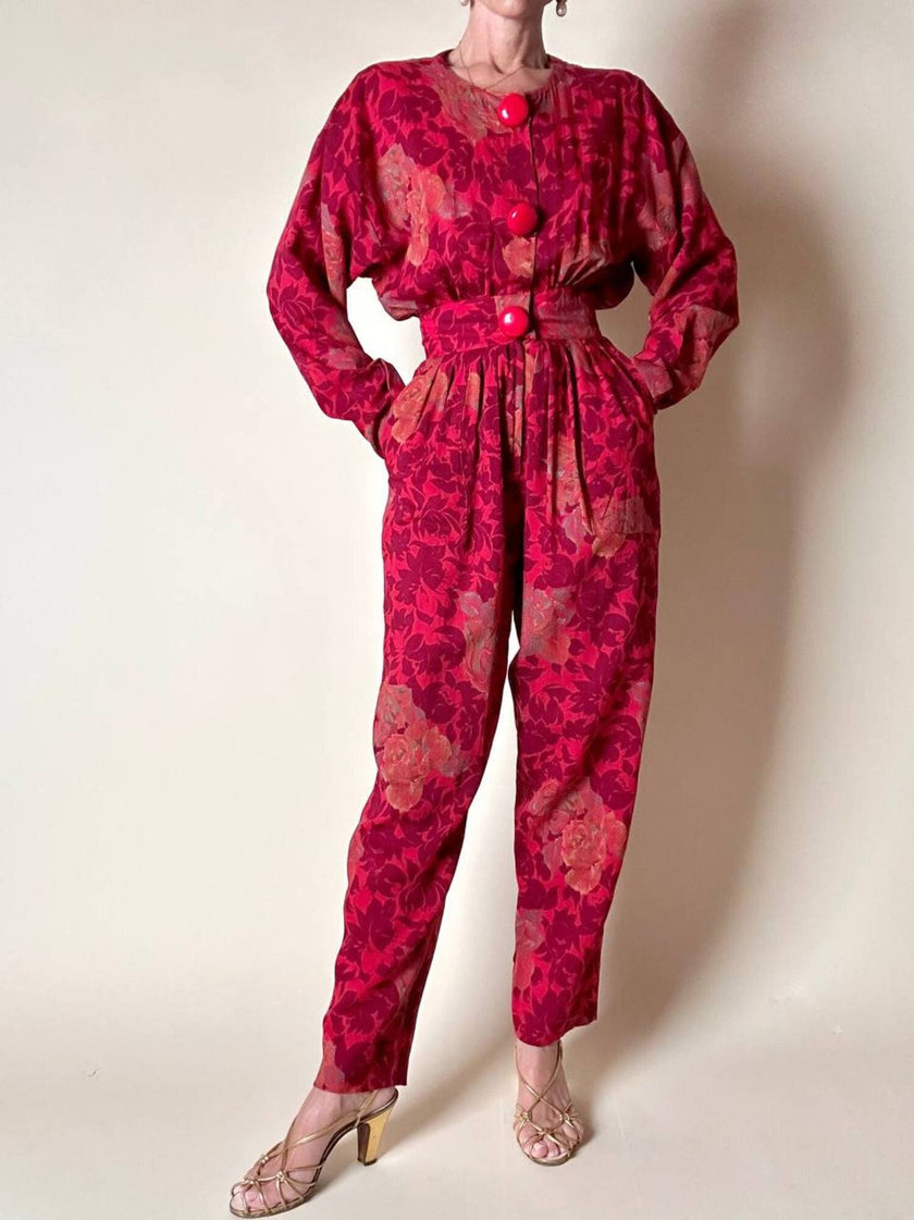 Jumpsuit sartoriale a fantasia floreale nei toni del rosso e maxi bottoni
