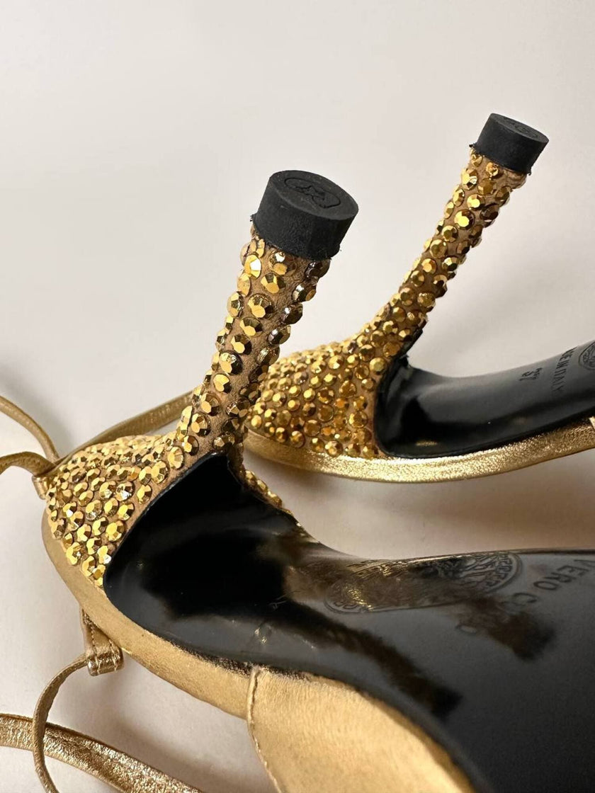 Décolleté slingback Gianni Versace in pelle laminata oro con punta affusolata lacci alla caviglia e tacco gioiello