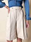 Bermuda Yves Saint Laurent in cotone color sabbia con bottoni dorati con logo YSL
