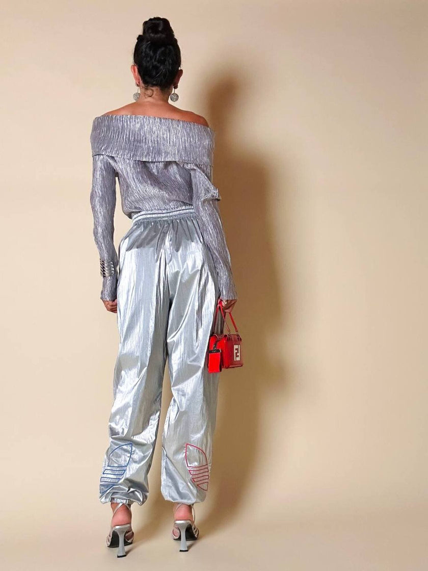 Maglia con spalle scoperte in tessuto micro plissè grigio argento