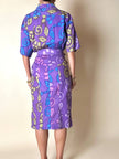 Mehrfarbiges Kleid mit abstraktem Muster in Violett und passendem Gürtel „Livio De Simone“