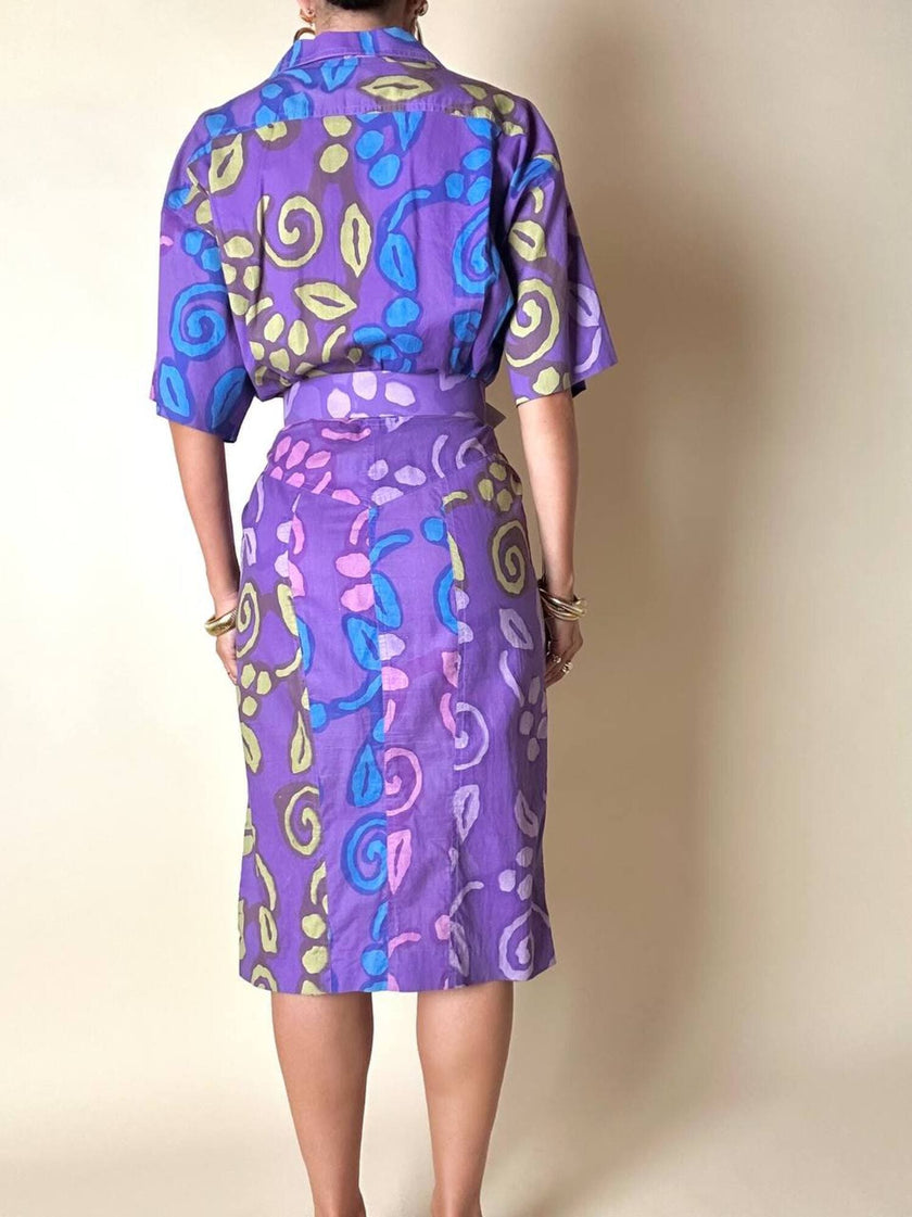 Mehrfarbiges Kleid mit abstraktem Muster in Violett und passendem Gürtel „Livio De Simone“