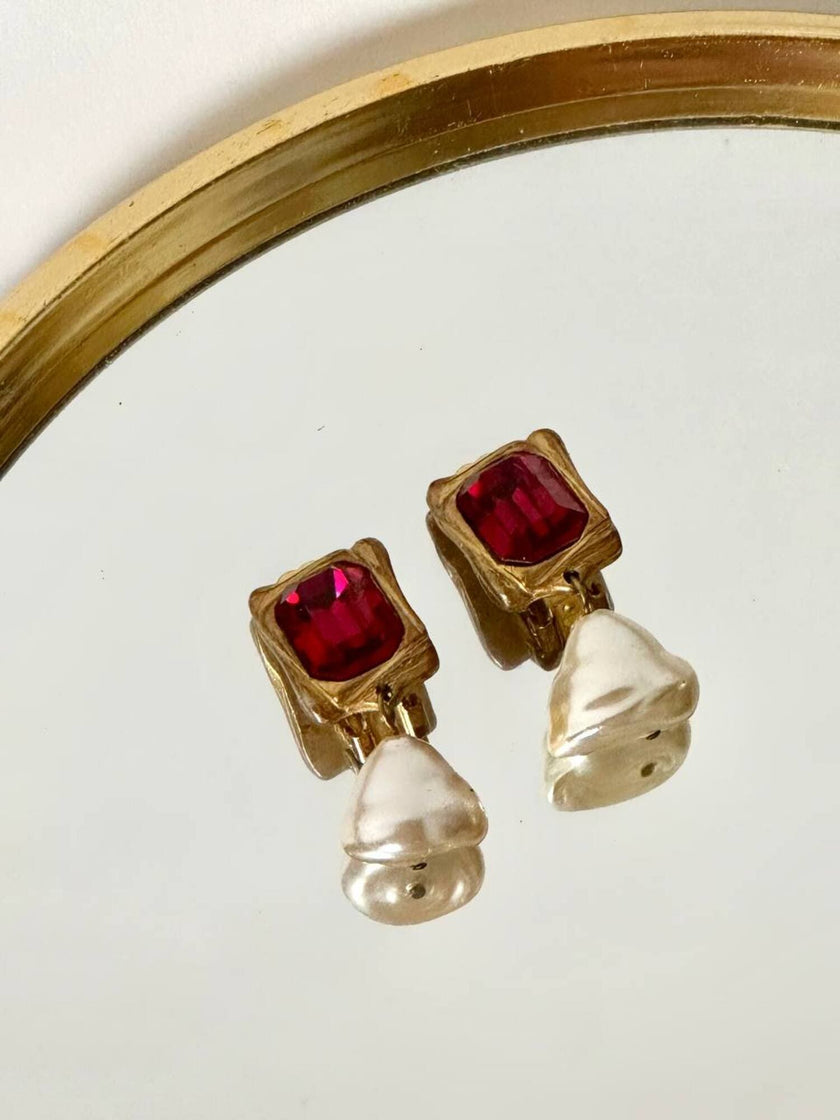 Orecchini vintage a clip con cristalli rosso rubino e perle barocche pendenti