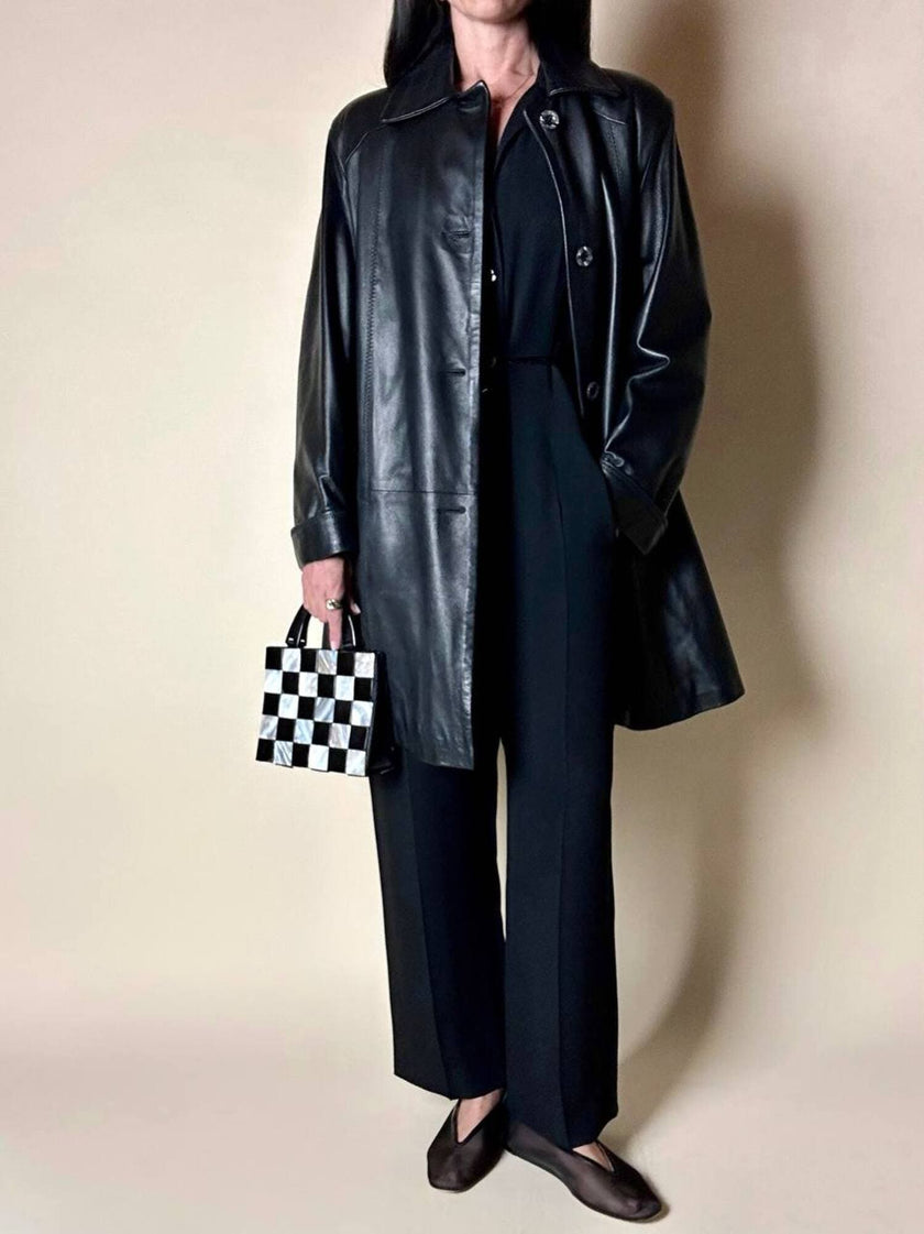 Giaccone vintage in pelle nera con taglio svasato e cuciture a zig zag