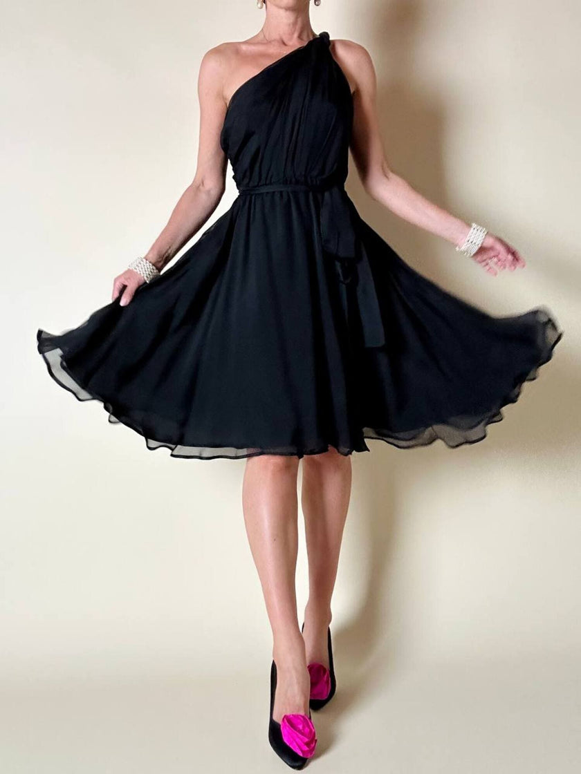 Décolleté vintage Yves Saint Laurent in raso di seta nero con rosa di taffetà fucsia